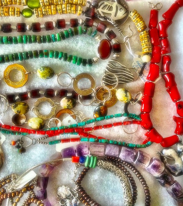 Comment choisir des bijoux en argent pour compléter une tenue de soirée sophistiquée?