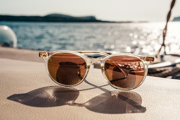Comment choisir des lunettes de soleil qui protègent efficacement tout en étant tendance?