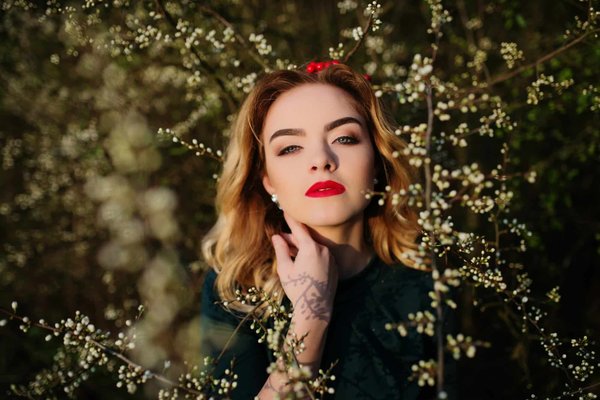 Quelles astuces pour porter des bijoux en pierre naturelle avec une tenue de soirée élégante?