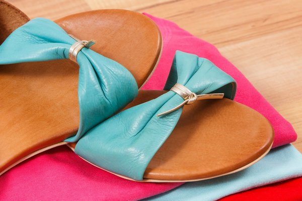 Comment choisir des sandales à brides pour un mariage en été?